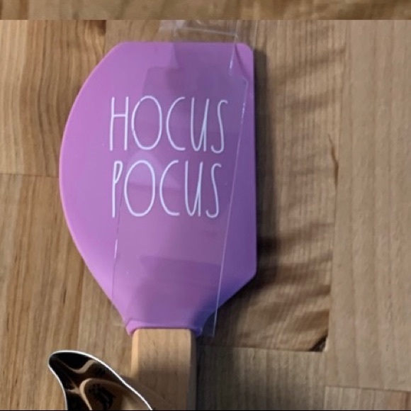 RAE DUNN “HOCUS POCUS” SPATULA COOKIE CUTTER SET - Picture 2 of 5